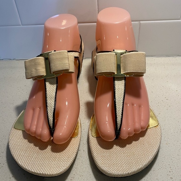 ISAAC MIZRAHI beige sandals trimmed in black, with bow size 8M  worn once - Picture 1 of 14